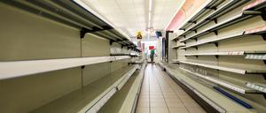 Ham wa nich. Ob im Bau- oder im Drogeriemarkt, im Bekleidungs- oder im Elektrogeschäft: Die Sommerartikel sind knapp. Kunden haben entweder vorgesorgt oder sie müssen schwitzen.