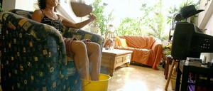 Unterm Dach? Oh je! Besonders in Dachgeschosswohnungen staut sich dieser Tage die Hitze. Ohne künstliche Kühlung ist es dann oft nur mit einem Fächer für den Kopf und kaltem Wasser für die Füße erträglich. 