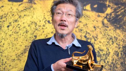Der südkoreanische Regisseur Hong Sang-soo beim Fotocall zur Siegerehrung am Samstag in Locarno.