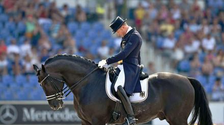 Aus dem Takt. Am Donnerstag ritt Matthias Rath auf Totilas im Team-Wettbewerb in Aachen zu EM-Bronze. Experten hatten dabei aber bereits bemerkt, dass der Hengst sein linkes Hinterbein nicht voll belasten konnte.