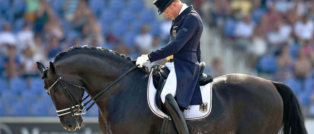 Aus dem Takt. Am Donnerstag ritt Matthias Rath auf Totilas im Team-Wettbewerb in Aachen zu EM-Bronze. Experten hatten dabei aber bereits bemerkt, dass der Hengst sein linkes Hinterbein nicht voll belasten konnte.