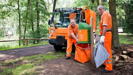 Die Berliner Stadtreinigung könnte in Zukunft die Reinigung beliebter Parks übernehmen.