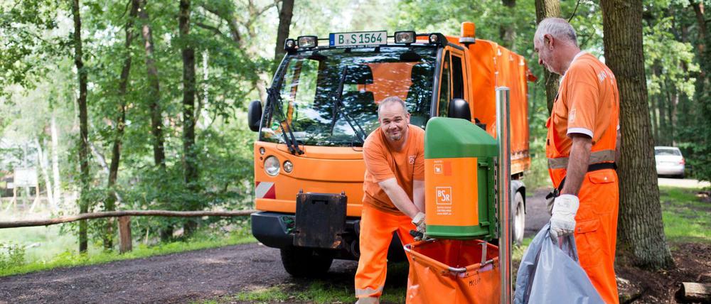 Die Berliner Stadtreinigung könnte in Zukunft die Reinigung beliebter Parks übernehmen.