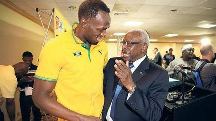 Der Star und der Machthaber. Lamine Diack beim Plaudern mit Usain Bolt.