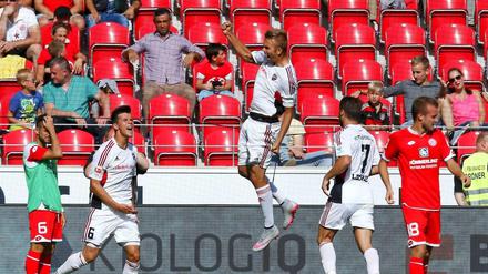 Der erste Bundesligajubel für Ingolstadt: Lukas Hinterseer bejubelt sein Führungstor, gemeinsam mit dem früheren Herthaner Alfredo Morales (l.).