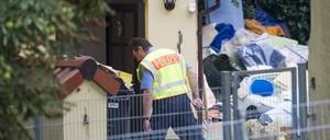 Im Entführungsfall der siebzehnjährigen Anneli-Marie R. aus dem Raum Meißen durchsucht die Polizei am Montag (17.08.2015) einen leer stehenden Vierseithof in einem kleinen Ortsteil in der Gemeinde Klipphausen.