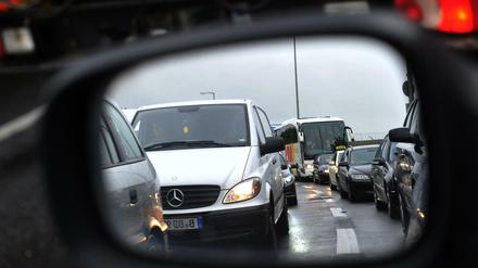 Am Sonnabendnachmittag kam es auf der A 100 und auf der Avus zu langen Staus. Grund waren Verkehrsunfälle.