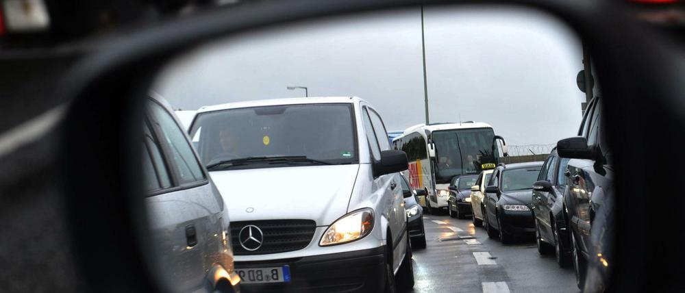 Am Sonnabendnachmittag kam es auf der A 100 und auf der Avus zu langen Staus. Grund waren Verkehrsunfälle.