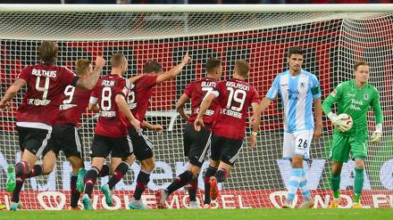 Die Nürnberger Spieler jubeln über das Tor zum 2:1. 