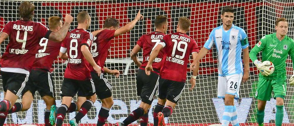 Die Nürnberger Spieler jubeln über das Tor zum 2:1. 
