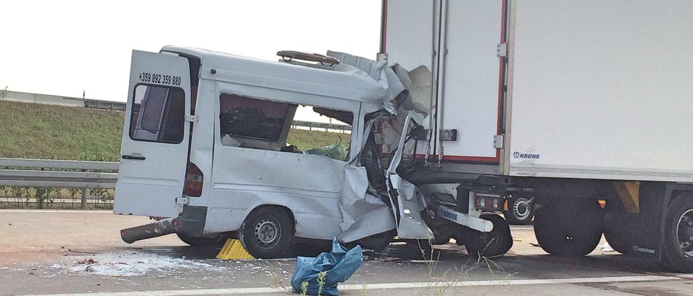 Ungebremst aufgefahren: Der bei dem Unfall zerstörter Kleintransporter stammte aus Bulgarien.