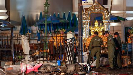 Nach der Bombenexplosion im Zentrum von Bangkok untersuchen Polizisten die Spuren. 
