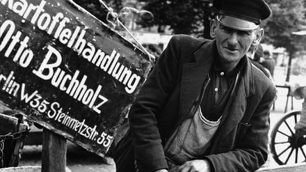 Früher war es selbstverständlich, Kartoffeln auf Vorrat im Keller zu bunkern. Dieses Foto entstand1948 auf dem Wittenbergplatz.  