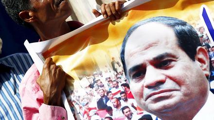 Ägyptens Präsident Al-Sisi hat ein neues Anti-Terror-Gesetz unterzeichnet, das die Pressefreiheit stark einschränken könnte.
