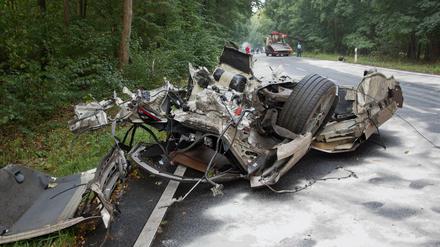 Auf der Potsdamer Chaussee, der B 2 zwischen Spandau und dem Ortsteil Gatow, liegt das Wrack eines Ferraris, in dem in der Nacht zu Montag ein 68-Jähriger auf gerader Strecke tödlich verunglückte.