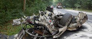 Auf der Potsdamer Chaussee, der B 2 zwischen Spandau und dem Ortsteil Gatow, liegt das Wrack eines Ferraris, in dem in der Nacht zu Montag ein 68-Jähriger auf gerader Strecke tödlich verunglückte.