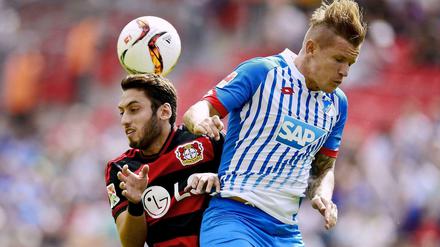 Wo ist der Ball? Leverkusens Calhanoglu (links) und Hoffenheims Schmid suchen nach Orientierung.