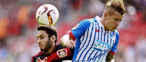 Wo ist der Ball? Leverkusens Calhanoglu (links) und Hoffenheims Schmid suchen nach Orientierung.