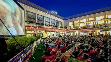 Kino im Kranzler-Eck: So saßen Gäste im vorigen Jahr vor der Großleinwand im Volierengarten. 