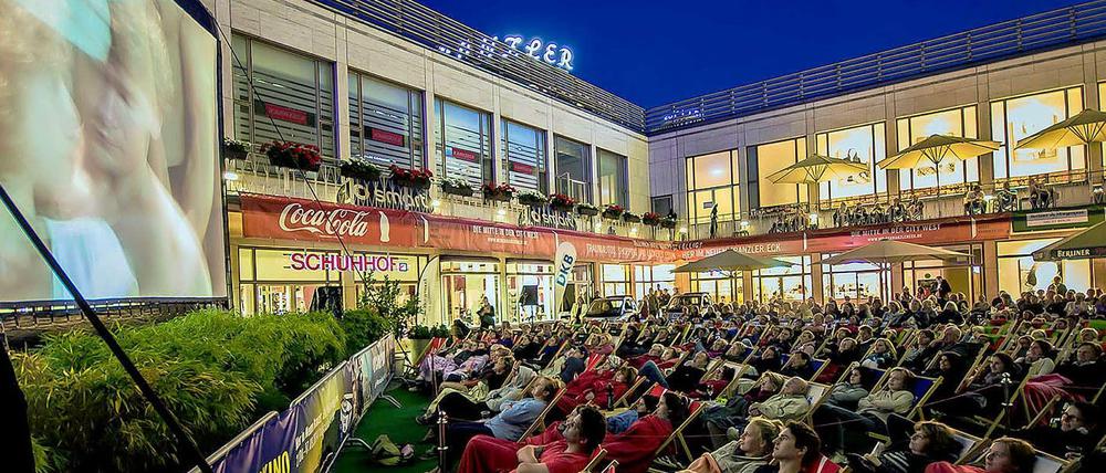 Kino im Kranzler-Eck: So saßen Gäste im vorigen Jahr vor der Großleinwand im Volierengarten.