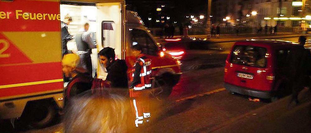 Friedrichshainer Nachtleben: Ein Rettungswagen im Einsatz auf der Warschauer Brücke.