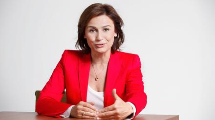 Sandra Maischberger ist mit ihrer Talkshows aus der Sommerpause zurück. In ihrer Sendung am Dienstag debattiert sie über den Umgang mit Flüchtlingen. 