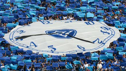 Begeisternder Empfang. Die Darmstadt-Fans begrüßten ihre Mannschaft mit einer Choreo zurück in der Bundesliga.