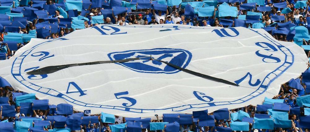 Begeisternder Empfang. Die Darmstadt-Fans begrüßten ihre Mannschaft mit einer Choreo zurück in der Bundesliga.