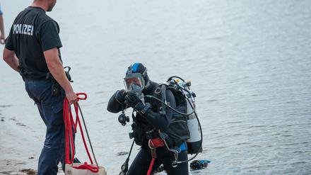 Die Mutter und Tochter der vermissten Familie aus Drage werden in einem See in Buchholz nahe Hamburg vermutet. Auf diesem von Anfang August sucht man noch die Elbe ab.