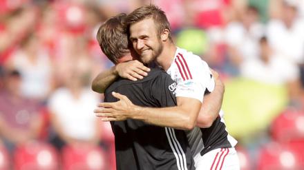 Der Ingolstädter Trainer Ralph Hasenhüttl (links) jubelt zusammen mit Konstantin Engel.