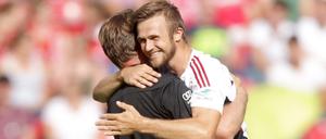 Der Ingolstädter Trainer Ralph Hasenhüttl (links) jubelt zusammen mit Konstantin Engel.