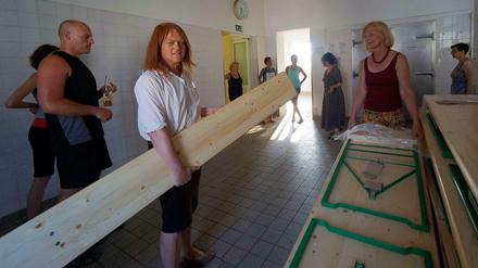 Bürgerhilfe. Martina Schröder (3. von links) vom Verein „Willkommen in Wilmersdorf“ mobilisierte Unterstützer.
