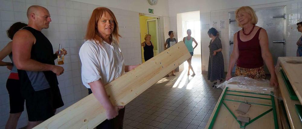Bürgerhilfe. Martina Schröder (3. von links) vom Verein „Willkommen in Wilmersdorf“ mobilisierte Unterstützer.