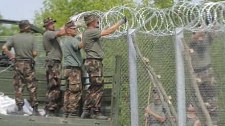 Ungarn baut an der Grenze zu Serbien einen Zaun, um Flüchtlinge fern zu halten. Jetzt soll auch das Strafgesetzt verschärft werden. Auf illegalen Grenzübertritt könnte dann vier Jahre Haft stehen.