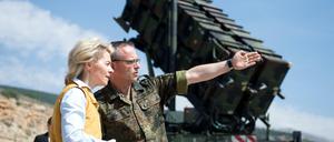 Bundesverteidigungsministerin Ursula von der Leyen (CDU) lässt sich am 25.03.2014 in Kahramanmaras in der Türkei von Oberst Stefan Drexler (r), dem Kontingentführer des Einsatzkontingents Active Fence Turkey, die Patriot-Anlagen zeigen. 