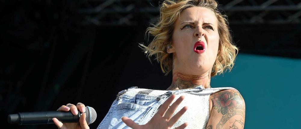 Jennifer Weist, hier als Sängerin der Band Jennifer Rostock auf der Bühne, berichtete von einem Messerangriff auf einen Freund auf dem RAW-Gelände.
