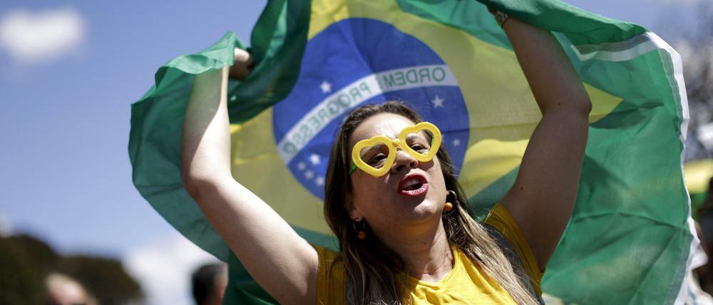 Demonstranten in Brasilia fordern den Rücktritt von Präsidentin Dilma Rousseff.