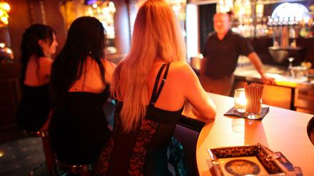 Prostituierte sitzen in Köln im Bordell "Paschas" an einer Bar. 