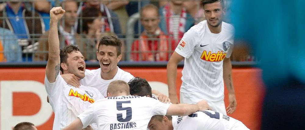 Die Spieler des VfL Bochum bejubeln den zweiten Treffer des früheren Unioners Simon Terodde.