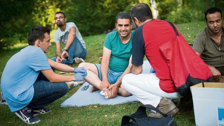 Betreutes Warten. Flüchtlinge müssen vor dem Lageso in Moabit weiterhin tagelang auf ihre Registrierung warten – Helfer unterstützen sie dabei auch medizinisch. 