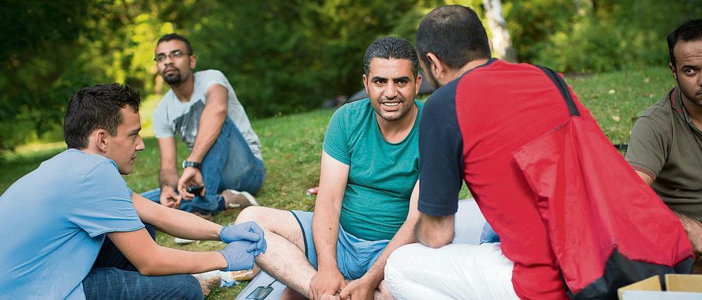 Betreutes Warten. Flüchtlinge müssen vor dem Lageso in Moabit weiterhin tagelang auf ihre Registrierung warten – Helfer unterstützen sie dabei auch medizinisch.