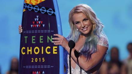 Britney Spears nimmt ihren Preis bei den Teen Choice Awards in Los Angeles am Sonntag entgegen. 