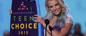 Britney Spears nimmt ihren Preis bei den Teen Choice Awards in Los Angeles am Sonntag entgegen.