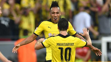 Dortmunds Torschützen Pierre-Emerick Aubameyang und Henrich Mchitarjan (vorne) feiern.