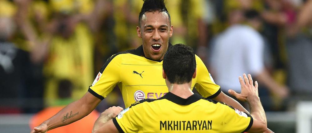 Dortmunds Torschützen Pierre-Emerick Aubameyang und Henrich Mchitarjan (vorne) feiern.