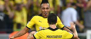 Dortmunds Torschützen Pierre-Emerick Aubameyang und Henrich Mchitarjan (vorne) feiern.