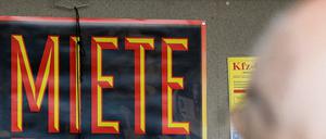 "Miete essen Seele auf": Der Slogan auf diesem Protestplakat am Kottbusser Tor deutet darauf hin, dass es bei Mieterhöhungen oft auch um die Existenz geht.
