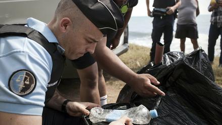 Französische Einheiten suchen nach Wrackteilen auf La Réunion. Nun hat Frankreich die Suche nach Überresten des verschollenen Flugs MH370 eingestellt. 