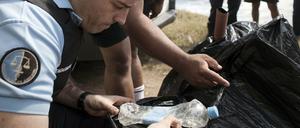 Französische Einheiten suchen nach Wrackteilen auf La Réunion. Nun hat Frankreich die Suche nach Überresten des verschollenen Flugs MH370 eingestellt.