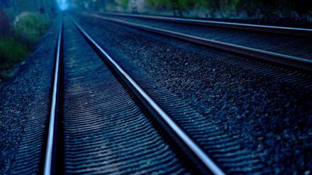 Kein guter Platz zum Schlafen: Bahnschienen. 